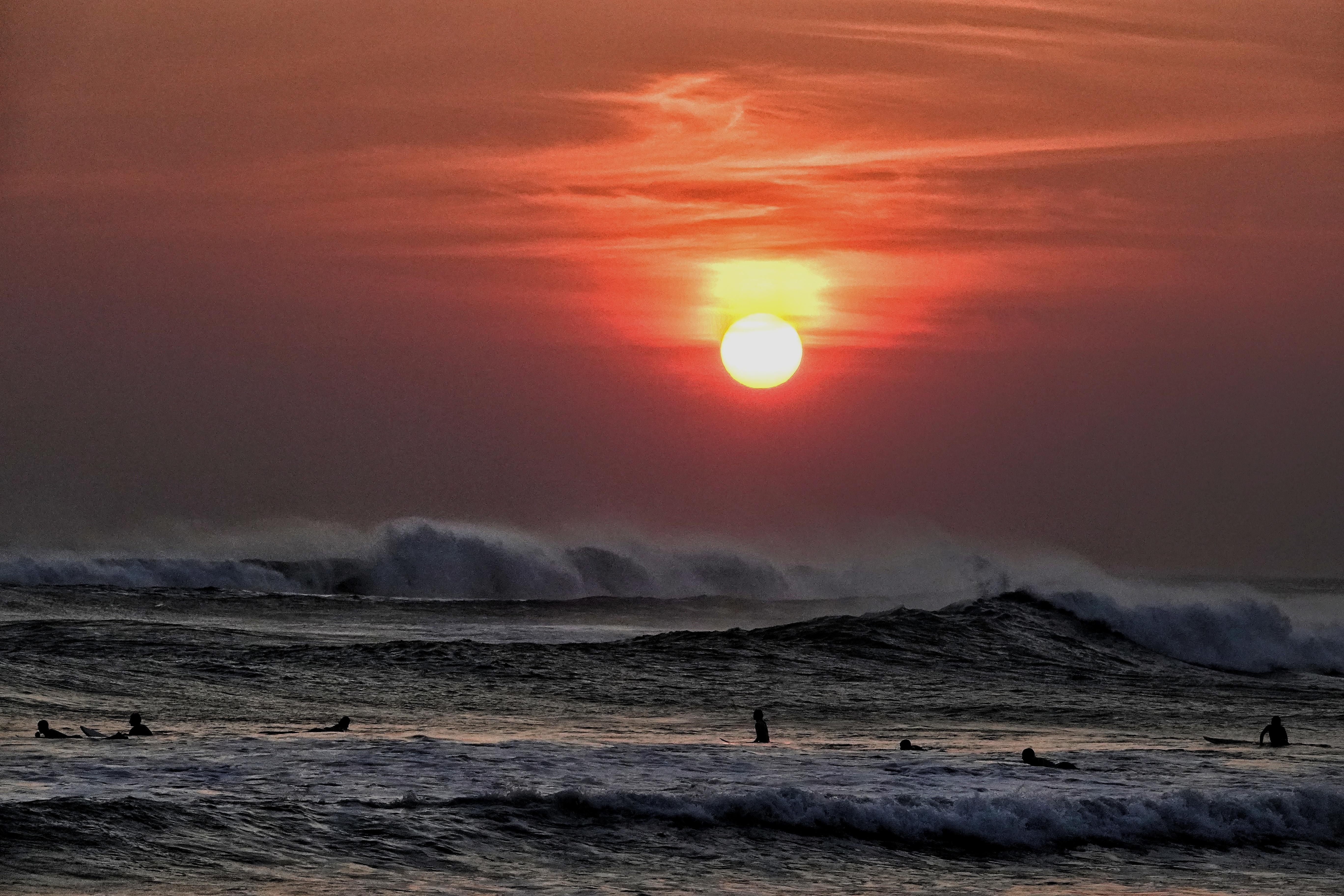 Surfeur au coucher du soleil
